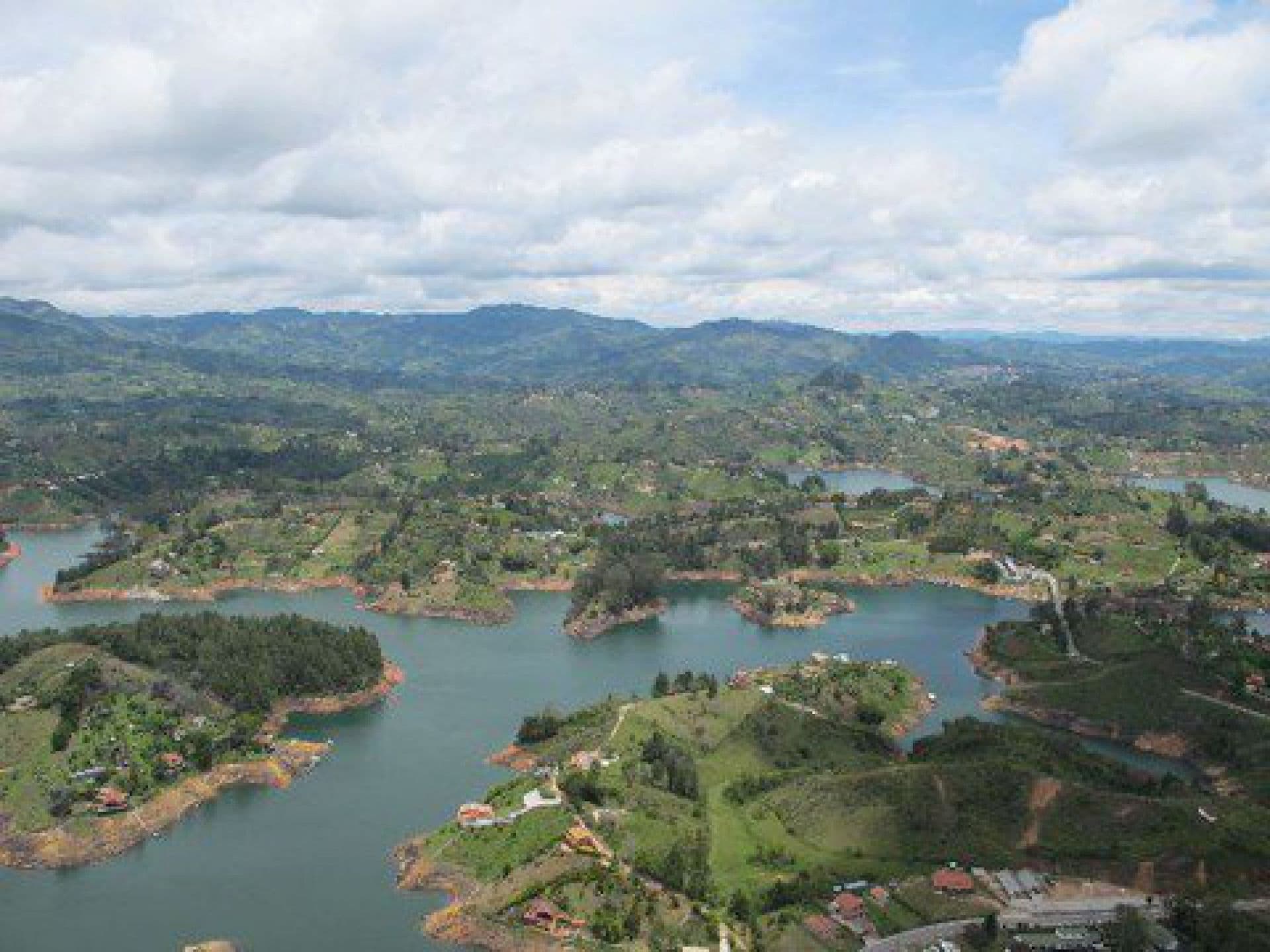 Lac de Guatape vu du rocher du Peñol